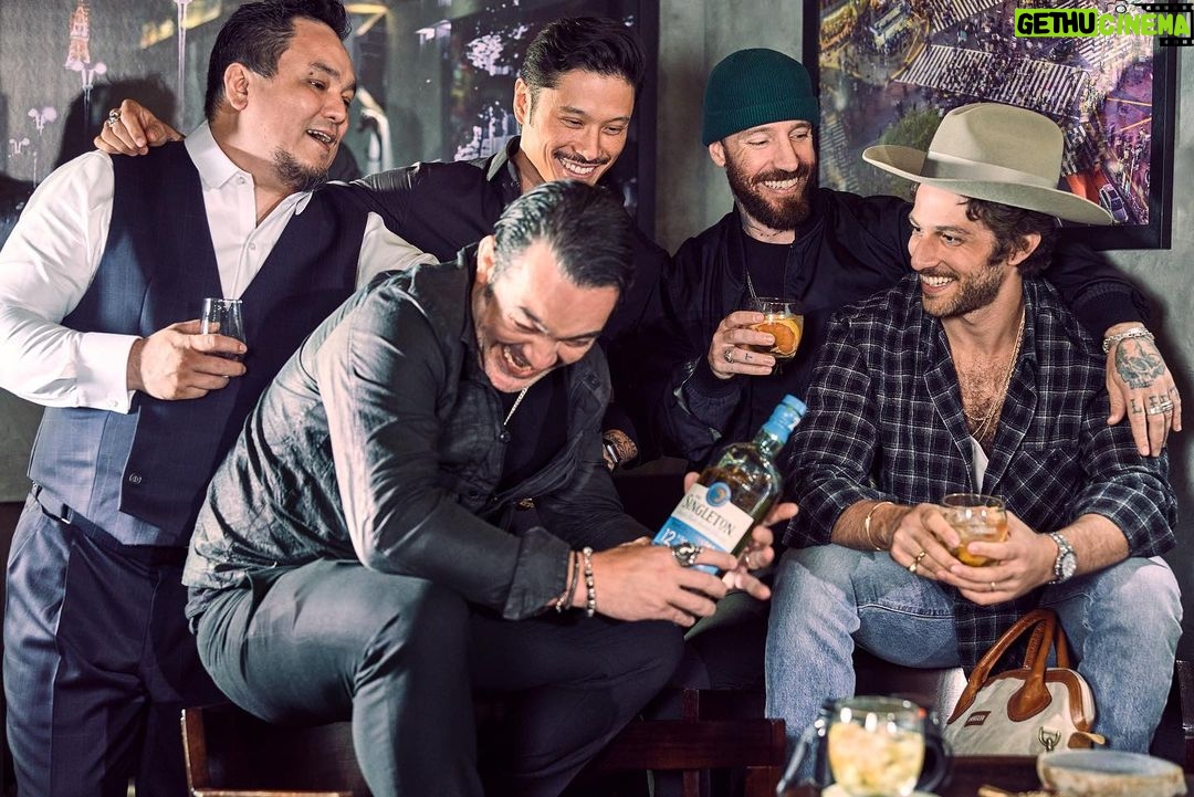 Chay Suede Instagram - #Publicidade Esse dia foi demais :)) Eu e @thesingletonwhisky assumimos por alguns instantes meu bar favorito (@thepunchsp ). Preparei o "Pirate's Nail" pros meus irmãos (com uma ajudinha do meu querido @ricardo_miyazaki , claro). Rimos muito, nos divertimos muito, e fizemos essas fotos que estão aí. Obrigado, meus amados! @alexandrewon @cabelo8588 @pedrodimitrow @thesingletonwhisky acredita que os single malts devem ser apreciados por muitos, não apenas por alguns! Não existem regras pra degustar, o singular pode sim ser muito plural. #OlharSingular #SorryNotSorry Aprecie com moderação. Não compartilhe com menores de 18 anos.