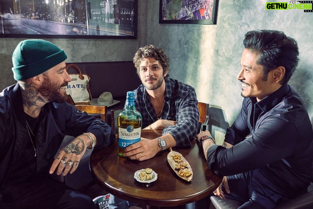Chay Suede Instagram - #Publicidade Esse dia foi demais :)) Eu e @thesingletonwhisky assumimos por alguns instantes meu bar favorito (@thepunchsp ). Preparei o "Pirate's Nail" pros meus irmãos (com uma ajudinha do meu querido @ricardo_miyazaki , claro). Rimos muito, nos divertimos muito, e fizemos essas fotos que estão aí. Obrigado, meus amados! @alexandrewon @cabelo8588 @pedrodimitrow @thesingletonwhisky acredita que os single malts devem ser apreciados por muitos, não apenas por alguns! Não existem regras pra degustar, o singular pode sim ser muito plural. #OlharSingular #SorryNotSorry Aprecie com moderação. Não compartilhe com menores de 18 anos.