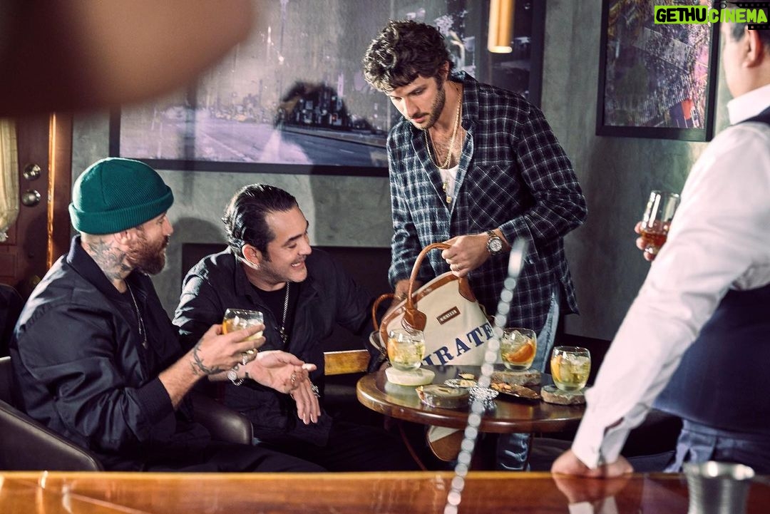 Chay Suede Instagram - #Publicidade Esse dia foi demais :)) Eu e @thesingletonwhisky assumimos por alguns instantes meu bar favorito (@thepunchsp ). Preparei o "Pirate's Nail" pros meus irmãos (com uma ajudinha do meu querido @ricardo_miyazaki , claro). Rimos muito, nos divertimos muito, e fizemos essas fotos que estão aí. Obrigado, meus amados! @alexandrewon @cabelo8588 @pedrodimitrow @thesingletonwhisky acredita que os single malts devem ser apreciados por muitos, não apenas por alguns! Não existem regras pra degustar, o singular pode sim ser muito plural. #OlharSingular #SorryNotSorry Aprecie com moderação. Não compartilhe com menores de 18 anos.