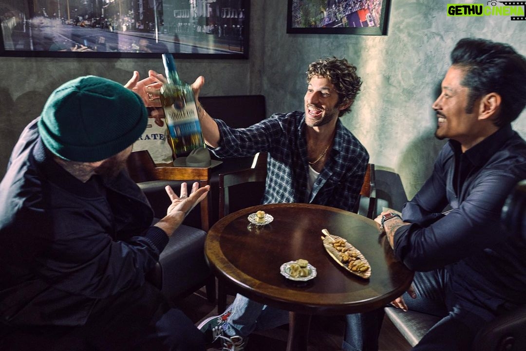 Chay Suede Instagram - #Publicidade Esse dia foi demais :)) Eu e @thesingletonwhisky assumimos por alguns instantes meu bar favorito (@thepunchsp ). Preparei o "Pirate's Nail" pros meus irmãos (com uma ajudinha do meu querido @ricardo_miyazaki , claro). Rimos muito, nos divertimos muito, e fizemos essas fotos que estão aí. Obrigado, meus amados! @alexandrewon @cabelo8588 @pedrodimitrow @thesingletonwhisky acredita que os single malts devem ser apreciados por muitos, não apenas por alguns! Não existem regras pra degustar, o singular pode sim ser muito plural. #OlharSingular #SorryNotSorry Aprecie com moderação. Não compartilhe com menores de 18 anos.