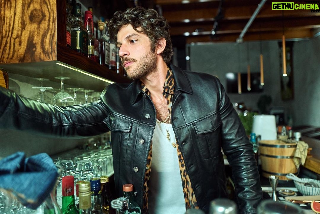 Chay Suede Instagram - #Publicidade Esse dia foi demais :)) Eu e @thesingletonwhisky assumimos por alguns instantes meu bar favorito (@thepunchsp ). Preparei o "Pirate's Nail" pros meus irmãos (com uma ajudinha do meu querido @ricardo_miyazaki , claro). Rimos muito, nos divertimos muito, e fizemos essas fotos que estão aí. Obrigado, meus amados! @alexandrewon @cabelo8588 @pedrodimitrow @thesingletonwhisky acredita que os single malts devem ser apreciados por muitos, não apenas por alguns! Não existem regras pra degustar, o singular pode sim ser muito plural. #OlharSingular #SorryNotSorry Aprecie com moderação. Não compartilhe com menores de 18 anos.