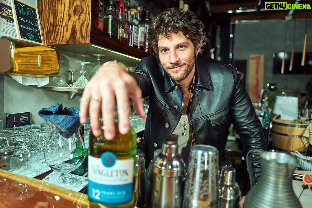 Chay Suede Instagram - #Publicidade Esse dia foi demais :)) Eu e @thesingletonwhisky assumimos por alguns instantes meu bar favorito (@thepunchsp ). Preparei o "Pirate's Nail" pros meus irmãos (com uma ajudinha do meu querido @ricardo_miyazaki , claro). Rimos muito, nos divertimos muito, e fizemos essas fotos que estão aí. Obrigado, meus amados! @alexandrewon @cabelo8588 @pedrodimitrow @thesingletonwhisky acredita que os single malts devem ser apreciados por muitos, não apenas por alguns! Não existem regras pra degustar, o singular pode sim ser muito plural. #OlharSingular #SorryNotSorry Aprecie com moderação. Não compartilhe com menores de 18 anos.