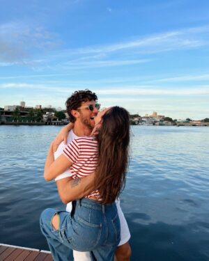 Chay Suede Instagram - Meu amor certo. 

Toda a minha vida ganha significado em você. Graças a Deus por você. Te amo com tudo o que sonhei em ser. 

Conta comigo, mãe dos meus filhos, mulher da minha vida, meu melhor é seu, pra sempre.

Feliz dia, namorada @neivalaura