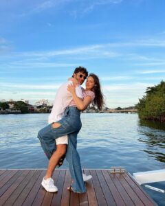 Chay Suede Instagram - Meu amor certo. Toda a minha vida ganha significado em você. Graças a Deus por você. Te amo com tudo o que sonhei em ser. Conta comigo, mãe dos meus filhos, mulher da minha vida, meu melhor é seu, pra sempre. Feliz dia, namorada @neivalaura