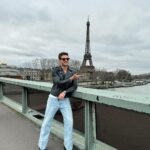 Chay Suede Instagram - Bateu saudade de ser turista com você @neivalaura 💘 Torre Eiffel, Paris, France.