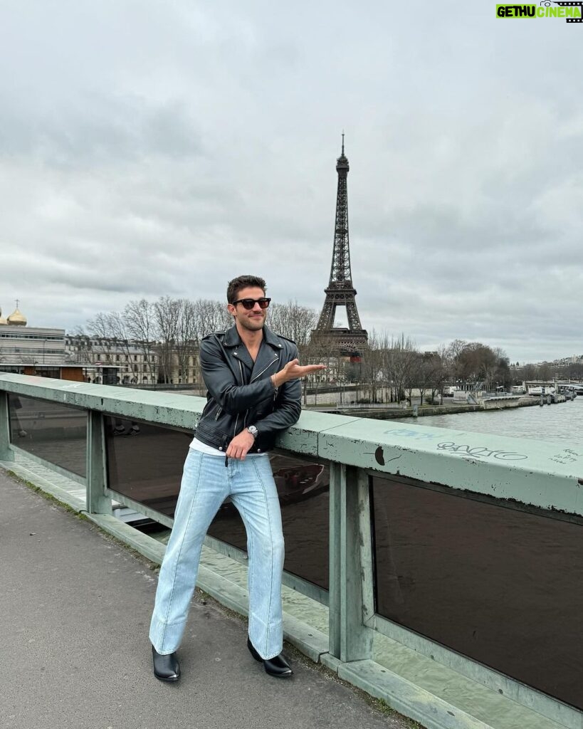 Chay Suede Instagram - Bateu saudade de ser turista com você @neivalaura 💘 Torre Eiffel, Paris, France.