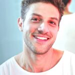 Chay Suede Instagram - Já é Carnaval, minha turminha! E pra mim, na festa da folia, o sorriso será sempre a melhor fantasia. Por isso, eu vou de Colgate Luminous White Glow! A pasta de dente Colgate Luminous White Glow contém 3% de peróxido de hidrogênio, o mesmo ingrediente utilizado por dentistas para clareamentos feitos em consultórios. O creme, remove mais de 10 anos de manchas dos dentes, e a Caneta Clareadora Luminous White, remove 15 anos de manchas em até sete dias, sem causar sensibilidade. Ela deve ser utilizada por pelo menos uma semana, deixando o produto agir de 4 a 6 horas, para começar a ver os resultados. E pra um resultado ainda mais surpreendente, o creme e a caneta podem ser utilizados juntos! Agora sim! Com o sorriso iluminado e a autoestima lá em cima, chegou a hora de cair na folia com a Colgate nesse Carnaval! Fiquem ligados e acompanhem o “Unidos do Bloco Glow”, porque o Luminous White Glow estará com tudo no Carnaval do RJ. #LWGlow #DêUmGlow @colgatebrasil *publi