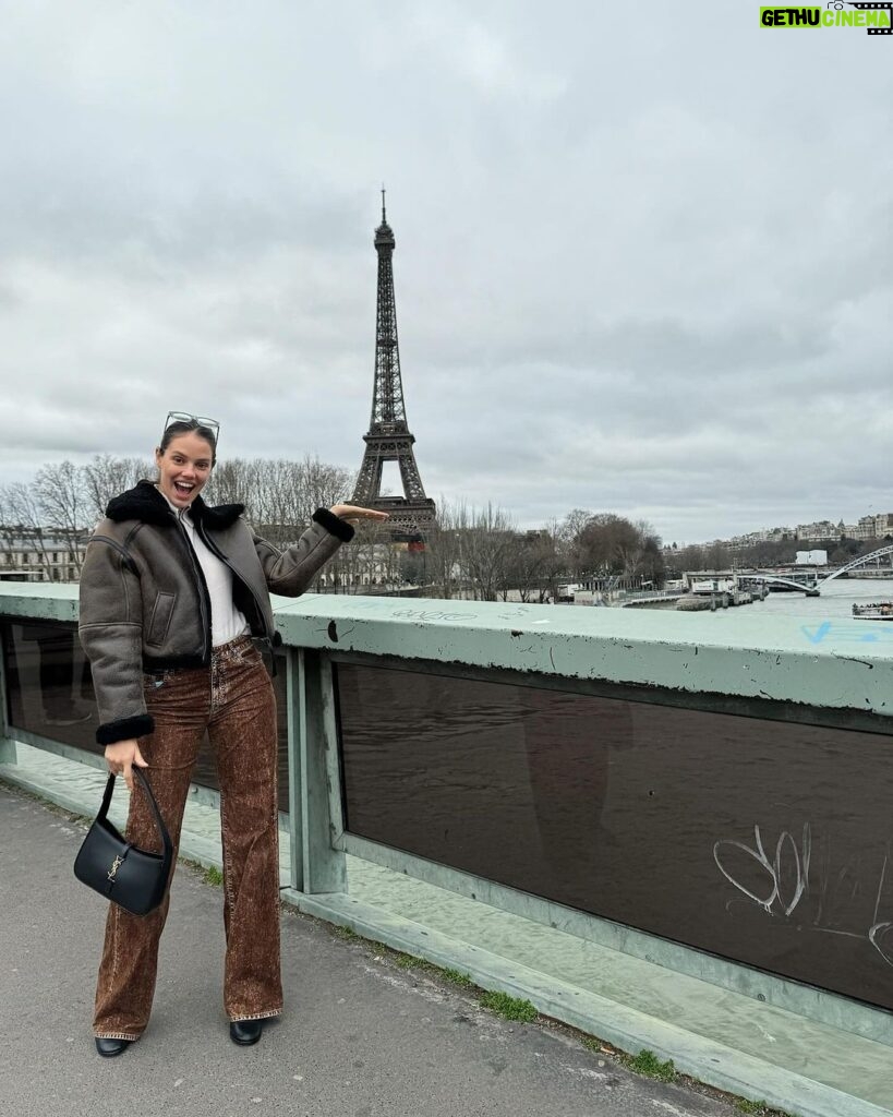 Chay Suede Instagram - Bateu saudade de ser turista com você @neivalaura 💘 Torre Eiffel, Paris, France.