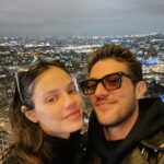 Chay Suede Instagram - Bateu saudade de ser turista com você @neivalaura 💘 Torre Eiffel, Paris, France.