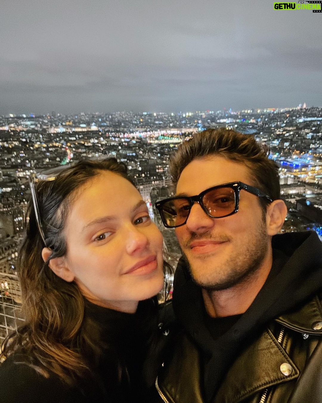 Chay Suede Instagram - Bateu saudade de ser turista com você @neivalaura 💘 Torre Eiffel, Paris, France.