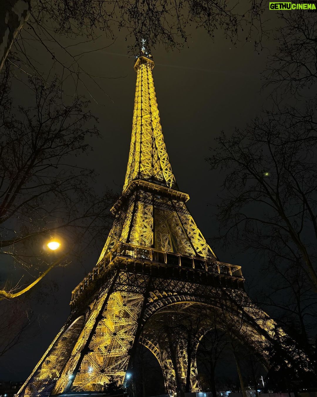Chay Suede Instagram - Bateu saudade de ser turista com você @neivalaura 💘 Torre Eiffel, Paris, France.