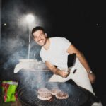 Chay Suede Instagram – Isso foi no ano novo :))

1 – Teve hamburger e Chayzinho defumado
2 – Teve Laurinha cantando com paixão
3 – Teve a gente bem demais
4 – Como eu disse, BEM DEMAIS
5 – Defumado mas feliz da vida
6 – Aceitas?
7 – Tomando o drink que eu gosto com a mamãe que eu amo
8 – Tomando um Sal de frutas, não tava fácil
9 – Eu dançando sozinhão pra idade
10 – Laurão fazendo da vida seu próprio trio elétrico

Feliz ano novo pra vocês, minha turminha amada! 🤍

Algo me diz que 2024 será o ano do #ChayChat 👁👁

Voltamos com mais notícias…