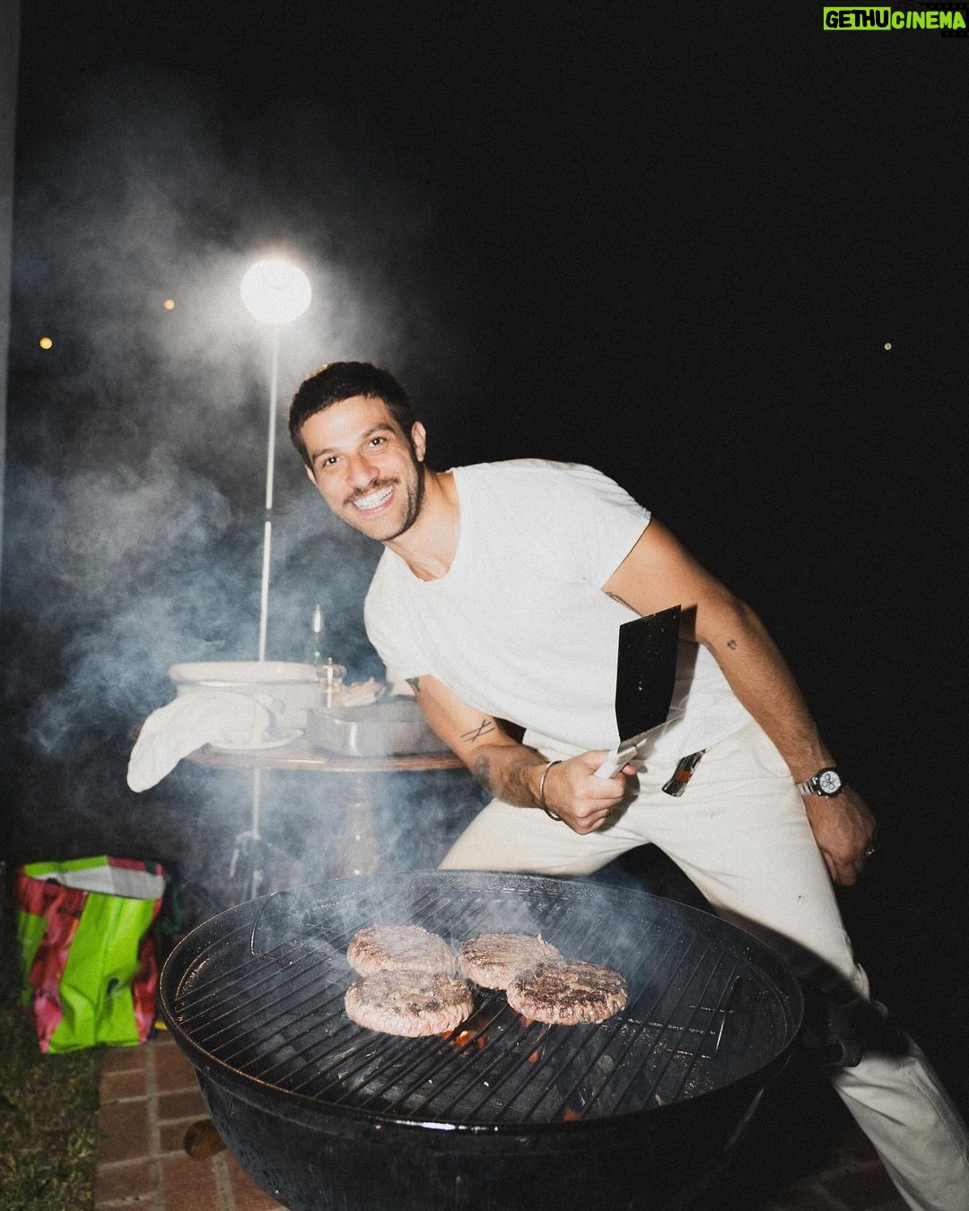 Chay Suede Instagram - Isso foi no ano novo :)) 1 - Teve hamburger e Chayzinho defumado 2 - Teve Laurinha cantando com paixão 3 - Teve a gente bem demais 4 - Como eu disse, BEM DEMAIS 5 - Defumado mas feliz da vida 6 - Aceitas? 7 - Tomando o drink que eu gosto com a mamãe que eu amo 8 - Tomando um Sal de frutas, não tava fácil 9 - Eu dançando sozinhão pra idade 10 - Laurão fazendo da vida seu próprio trio elétrico Feliz ano novo pra vocês, minha turminha amada! 🤍 Algo me diz que 2024 será o ano do #ChayChat 👁👁 Voltamos com mais notícias...