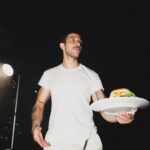 Chay Suede Instagram – Isso foi no ano novo :))
1 – Teve hamburger e Chayzinho defumado
2 – Teve Laurinha cantando com paixão
3 – Teve a gente bem demais
4 – Como eu disse, BEM DEMAIS
5 – Defumado mas feliz da vida
6 – Aceitas?
7 – Tomando o drink que eu gosto com a mamãe que eu amo
8 – Tomando um Sal de frutas, não tava fácil
9 – Eu dançando sozinhão pra idade
10 – Laurão fazendo da vida seu próprio trio elétrico
Feliz ano novo pra vocês, minha turminha amada! 🤍
Algo me diz que 2024 será o ano do #ChayChat 👁👁
Voltamos com mais notícias…