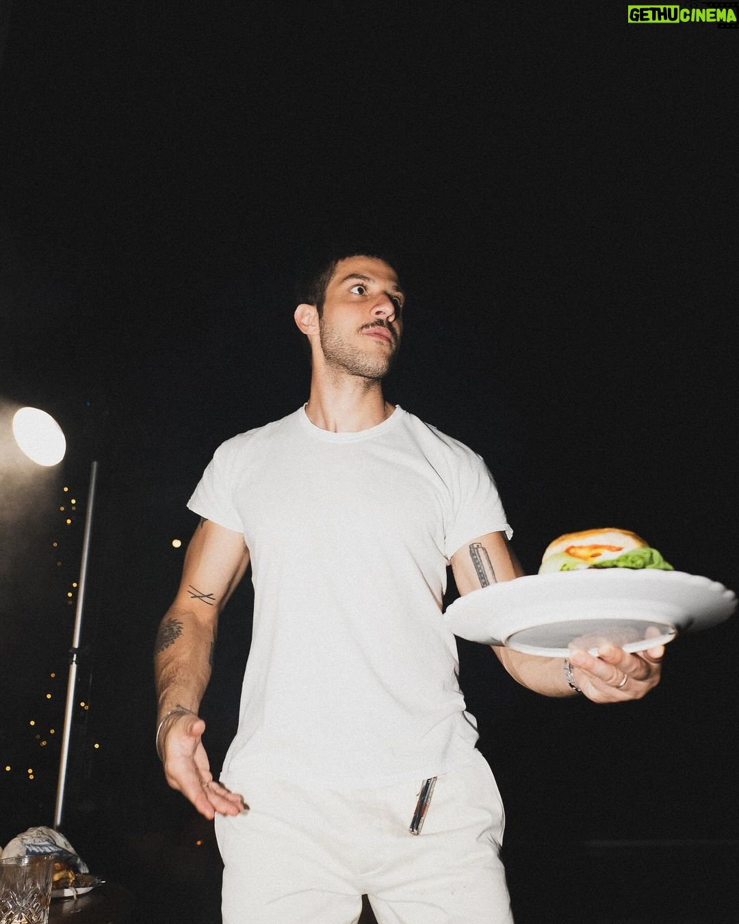 Chay Suede Instagram - Isso foi no ano novo :)) 1 - Teve hamburger e Chayzinho defumado 2 - Teve Laurinha cantando com paixão 3 - Teve a gente bem demais 4 - Como eu disse, BEM DEMAIS 5 - Defumado mas feliz da vida 6 - Aceitas? 7 - Tomando o drink que eu gosto com a mamãe que eu amo 8 - Tomando um Sal de frutas, não tava fácil 9 - Eu dançando sozinhão pra idade 10 - Laurão fazendo da vida seu próprio trio elétrico Feliz ano novo pra vocês, minha turminha amada! 🤍 Algo me diz que 2024 será o ano do #ChayChat 👁👁 Voltamos com mais notícias...