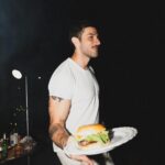 Chay Suede Instagram – Isso foi no ano novo :))
1 – Teve hamburger e Chayzinho defumado
2 – Teve Laurinha cantando com paixão
3 – Teve a gente bem demais
4 – Como eu disse, BEM DEMAIS
5 – Defumado mas feliz da vida
6 – Aceitas?
7 – Tomando o drink que eu gosto com a mamãe que eu amo
8 – Tomando um Sal de frutas, não tava fácil
9 – Eu dançando sozinhão pra idade
10 – Laurão fazendo da vida seu próprio trio elétrico
Feliz ano novo pra vocês, minha turminha amada! 🤍
Algo me diz que 2024 será o ano do #ChayChat 👁👁
Voltamos com mais notícias…