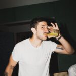 Chay Suede Instagram – Isso foi no ano novo :))
1 – Teve hamburger e Chayzinho defumado
2 – Teve Laurinha cantando com paixão
3 – Teve a gente bem demais
4 – Como eu disse, BEM DEMAIS
5 – Defumado mas feliz da vida
6 – Aceitas?
7 – Tomando o drink que eu gosto com a mamãe que eu amo
8 – Tomando um Sal de frutas, não tava fácil
9 – Eu dançando sozinhão pra idade
10 – Laurão fazendo da vida seu próprio trio elétrico
Feliz ano novo pra vocês, minha turminha amada! 🤍
Algo me diz que 2024 será o ano do #ChayChat 👁👁
Voltamos com mais notícias…