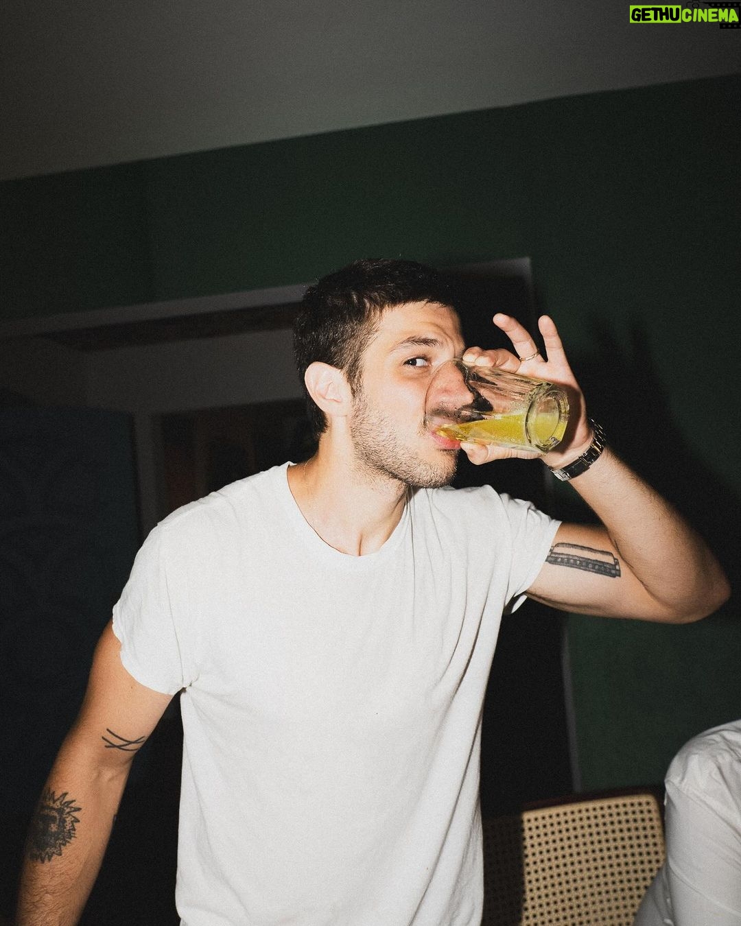 Chay Suede Instagram - Isso foi no ano novo :)) 1 - Teve hamburger e Chayzinho defumado 2 - Teve Laurinha cantando com paixão 3 - Teve a gente bem demais 4 - Como eu disse, BEM DEMAIS 5 - Defumado mas feliz da vida 6 - Aceitas? 7 - Tomando o drink que eu gosto com a mamãe que eu amo 8 - Tomando um Sal de frutas, não tava fácil 9 - Eu dançando sozinhão pra idade 10 - Laurão fazendo da vida seu próprio trio elétrico Feliz ano novo pra vocês, minha turminha amada! 🤍 Algo me diz que 2024 será o ano do #ChayChat 👁👁 Voltamos com mais notícias...