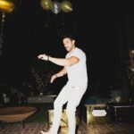 Chay Suede Instagram – Isso foi no ano novo :))
1 – Teve hamburger e Chayzinho defumado
2 – Teve Laurinha cantando com paixão
3 – Teve a gente bem demais
4 – Como eu disse, BEM DEMAIS
5 – Defumado mas feliz da vida
6 – Aceitas?
7 – Tomando o drink que eu gosto com a mamãe que eu amo
8 – Tomando um Sal de frutas, não tava fácil
9 – Eu dançando sozinhão pra idade
10 – Laurão fazendo da vida seu próprio trio elétrico
Feliz ano novo pra vocês, minha turminha amada! 🤍
Algo me diz que 2024 será o ano do #ChayChat 👁👁
Voltamos com mais notícias…