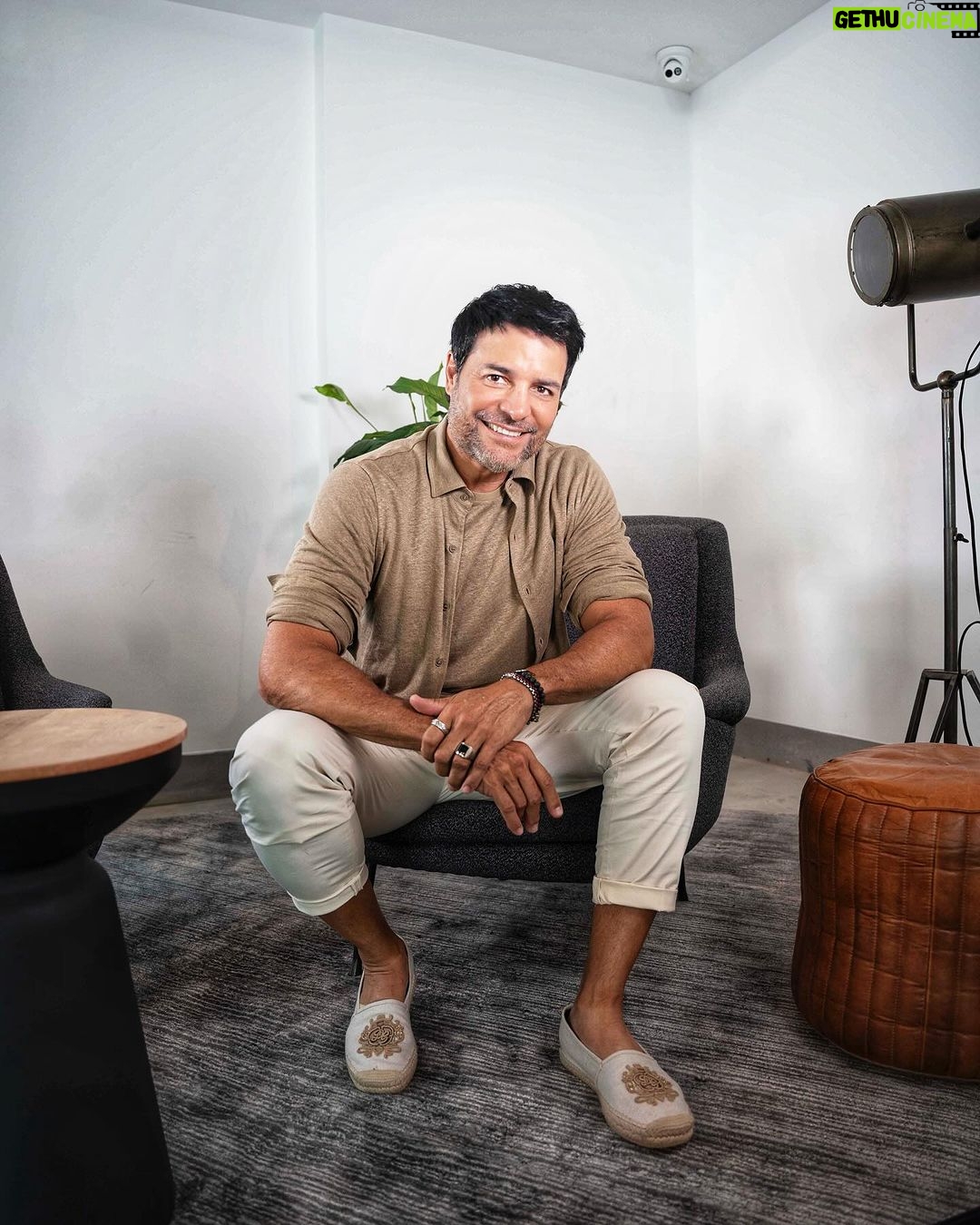 Chayanne Instagram - Sonrisa de oreja a oreja cuando sé que están disfrutando todas las canciones de mi nuevo álbum 😁 #Chayanne