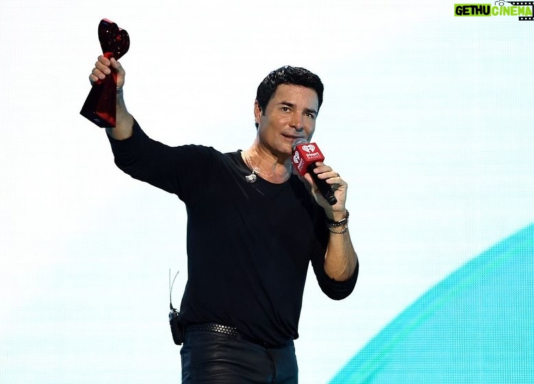 Chayanne Instagram - Si me ponen a elegir en una escala del 1 al 10 sobre cómo me sentí anoche en el show con ustedes, diría que 100000000 🤩 Gracias por bailar y cantar todas mis canciones, los quiero mi gente. 💘 @iheartradio #iHeartFiesta2023