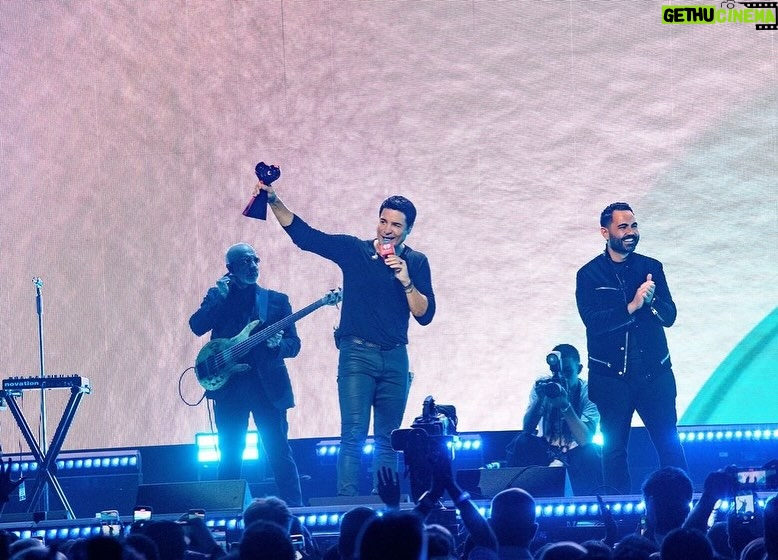 Chayanne Instagram - Si me ponen a elegir en una escala del 1 al 10 sobre cómo me sentí anoche en el show con ustedes, diría que 100000000 🤩 Gracias por bailar y cantar todas mis canciones, los quiero mi gente. 💘 @iheartradio #iHeartFiesta2023