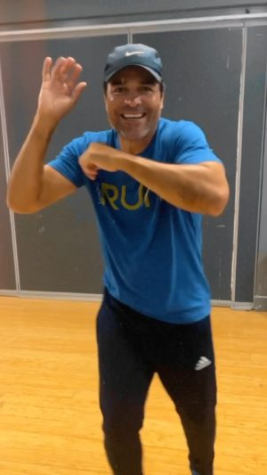 Chayanne Instagram - Que se note la sangre latina que llevo adentro 🥳 Este sábado nos vemos ❤️
#Chayanne