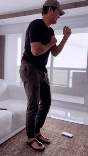Chayanne Instagram - Escuchar #BailandoBachata y que no me den ganas de bailar es casi imposible 😁