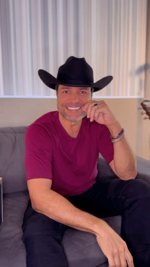 Chayanne Instagram - Una sorpresa para otra sorpresa 🙈🤠
#Chayanne