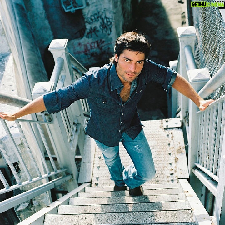 Chayanne Instagram - Hoy no dejo de sonreír y la razón es porque estamos de aniversario por mi álbum “Sincero”. Ya pasaron 20 años desde que lancé este álbum. ¡Gracias a todos ustedes por acompañarme en toda mi carrera musical! Los llevo en mi corazón ❤️ #Sincero #chayanne