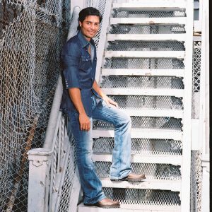 Chayanne Instagram - Hoy no dejo de sonreír y la razón es porque estamos de aniversario por mi álbum “Sincero”. Ya pasaron 20 años desde que lancé este álbum. ¡Gracias a todos ustedes por acompañarme en toda mi carrera musical! Los llevo en mi corazón ❤️ 
#Sincero #chayanne