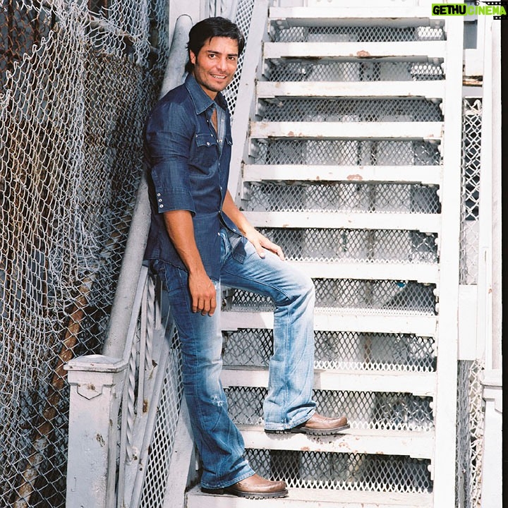 Chayanne Instagram - Hoy no dejo de sonreír y la razón es porque estamos de aniversario por mi álbum “Sincero”. Ya pasaron 20 años desde que lancé este álbum. ¡Gracias a todos ustedes por acompañarme en toda mi carrera musical! Los llevo en mi corazón ❤️ #Sincero #chayanne