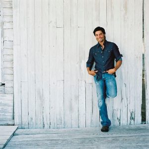 Chayanne Instagram - Hoy no dejo de sonreír y la razón es porque estamos de aniversario por mi álbum “Sincero”. Ya pasaron 20 años desde que lancé este álbum. ¡Gracias a todos ustedes por acompañarme en toda mi carrera musical! Los llevo en mi corazón ❤️ 
#Sincero #chayanne