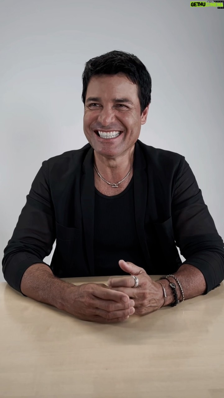 Chayanne Instagram - Una sonrisa siempre ser谩 la soluci贸n a sus problemas 馃榿 #chayanne
