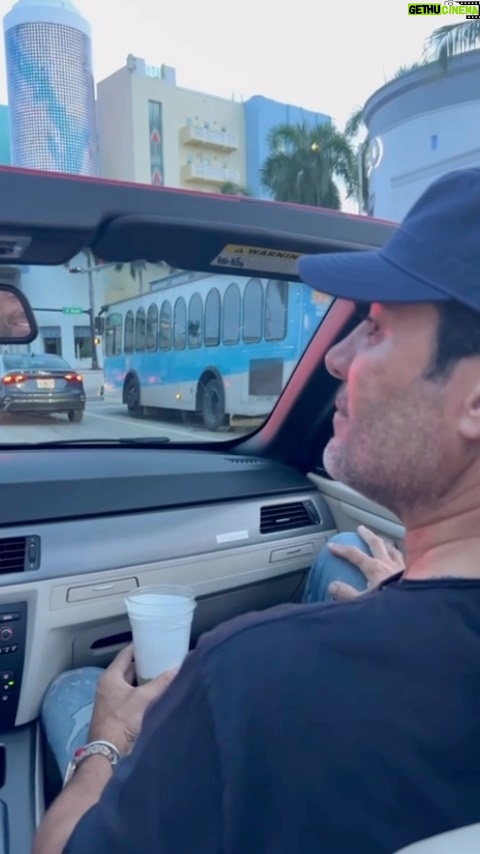 Chayanne Instagram - Mi gente bonita, ustedes son de los que le suben el volumen a esta canción cuando van en el carro? Porque yo sí 😁