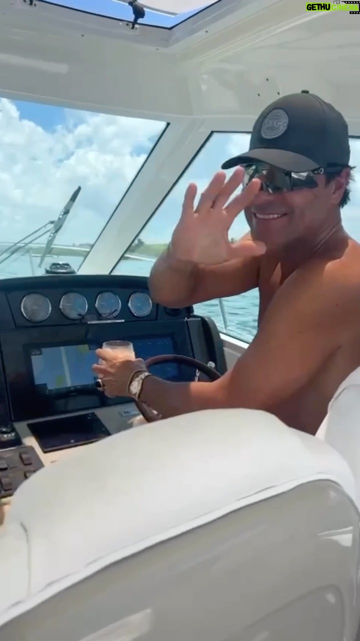 Chayanne Instagram - Hoy celebramos así este día tan especial 😀