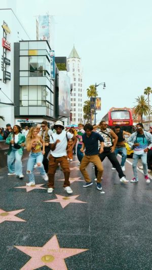 Chayanne Instagram - ¡Seguimos Bailando Bachata! Qué sopresa recibir esto de @itscultura 🕺💃 No paremos de bailar!