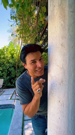 Chayanne Instagram - ¿Ya te sabes los pasos de “Bailando Bachata”? Pronto te sacaré a bailar. 🤭