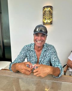Chayanne Instagram - Celebrando la vida y la buena energía ❤️Gracias por sus mensajes de cariño! Un fuerte abrazo, los quiero! 🇵🇷🌞🎂
