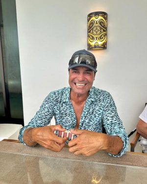 Chayanne Instagram - Celebrando la vida y la buena energía ❤️Gracias por sus mensajes de cariño! Un fuerte abrazo, los quiero! 🇵🇷🌞🎂