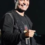 Chayanne Instagram - De lo único que estoy seguro es que en #BailemosOtraVezTour saldremos cansados de tanto bailar 🥵 El Jueves estará disponible la preventa en el link de mi Bio 🕺 #Chayanne