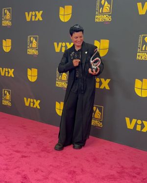 Chayanne Instagram - ¡Mi gente bonita! Gracias por bailar y gozarse esta canción conmigo, este premio es de ustedes. Un abrazo gigante ❤️ @premiolonuestro #PremioLoNuestro