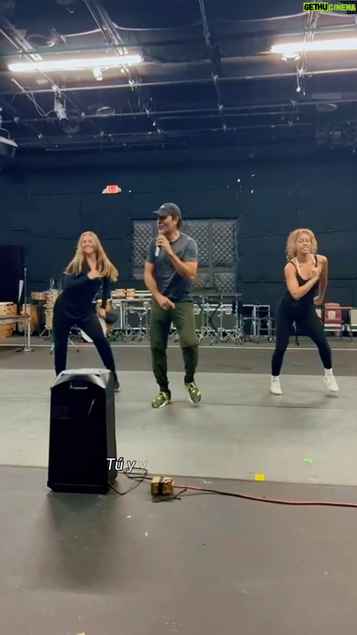 Chayanne Instagram - #TBT Terminando el año Bailando Bachata❤️