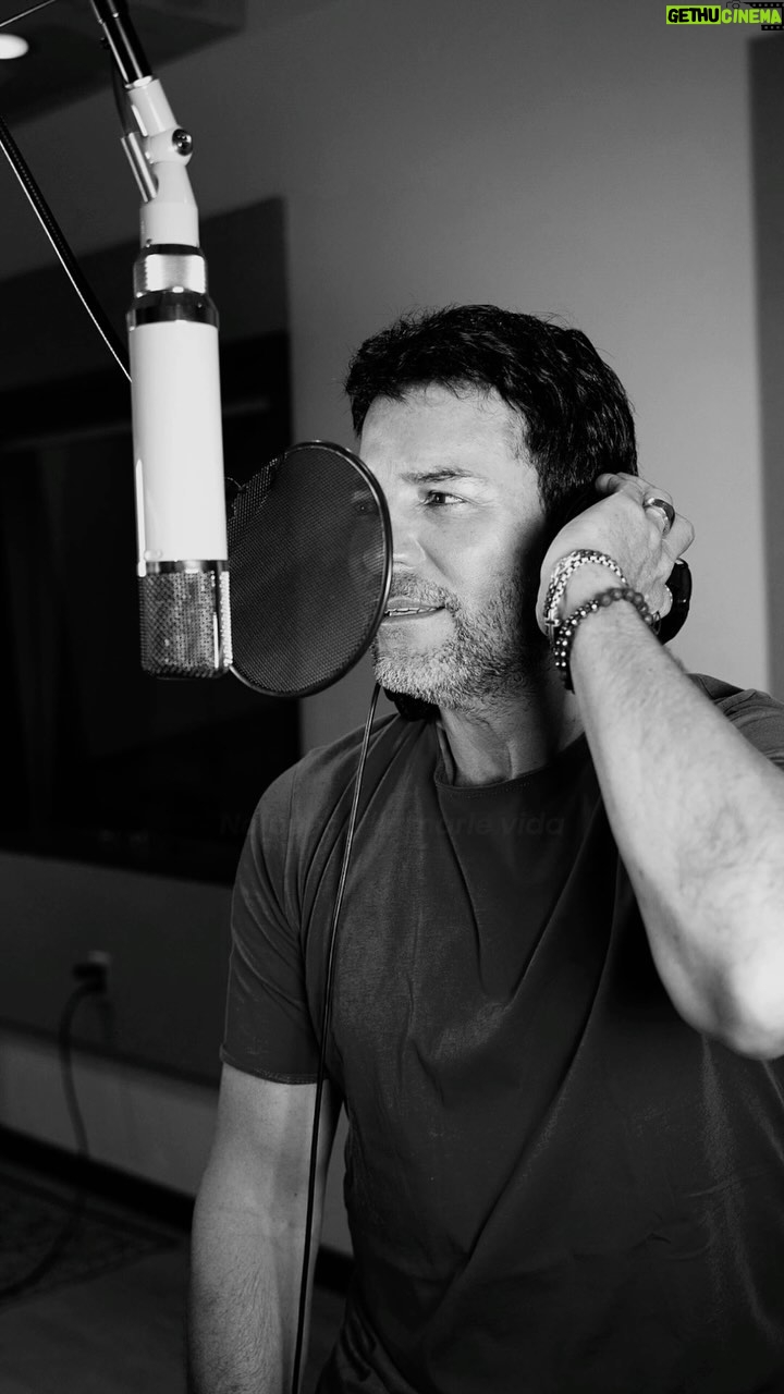 Chayanne Instagram - No puedo llamarle vida, si no las tengo. ❤️ #Chayanne