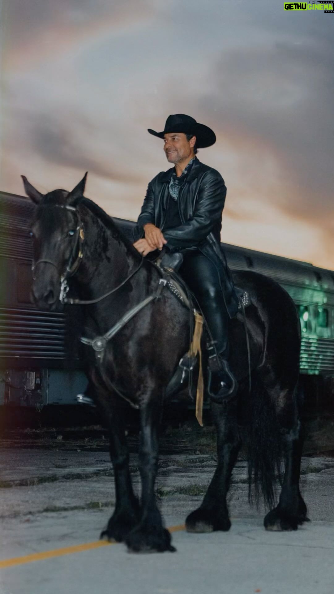 Chayanne Instagram - Uno de mis animales favoritos 🐎 Ojalá Nara no vea esto porque se pondría muy celosa 😂 #Chayanne