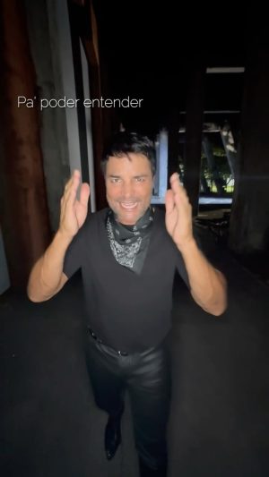 Chayanne Instagram - Me partiste el corazón, pa’ llevarte la mitad porque tú no tenías 💔 
#Chayanne