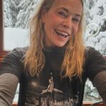Chelsea Handler Instagram - I got a new Bruce Springsteen shirt and I’m about to take it skiing because it’s a blizzzzzzzard!!! I’ll see everyone Sunday on the CW network where I’ll be hosting this year’s Critics Choice Awards. ⛷️