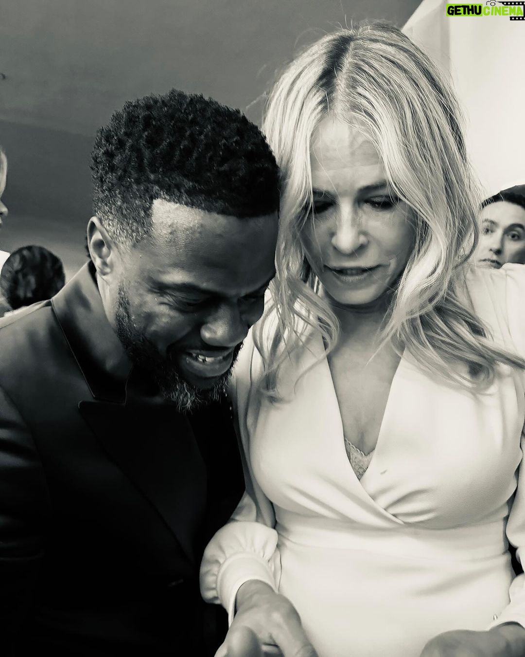Chelsea Handler Instagram - This pretty much sums up my relationship with @kevinhart4real who I helped award the Mark Twain Prize last night. Took one of my babies with me to DC AS A FAVOR to KEVIN and bumped into some really fun people who my Buddha got to take pics with. The night obviously ended with Kevin and I arguing about how many children he has with Nick Cannon. Congrats to Kevin, who is one person who can always make me laugh, “Shut the duck up, Chelsea! Why are you like this?” I ended my night the usual way.