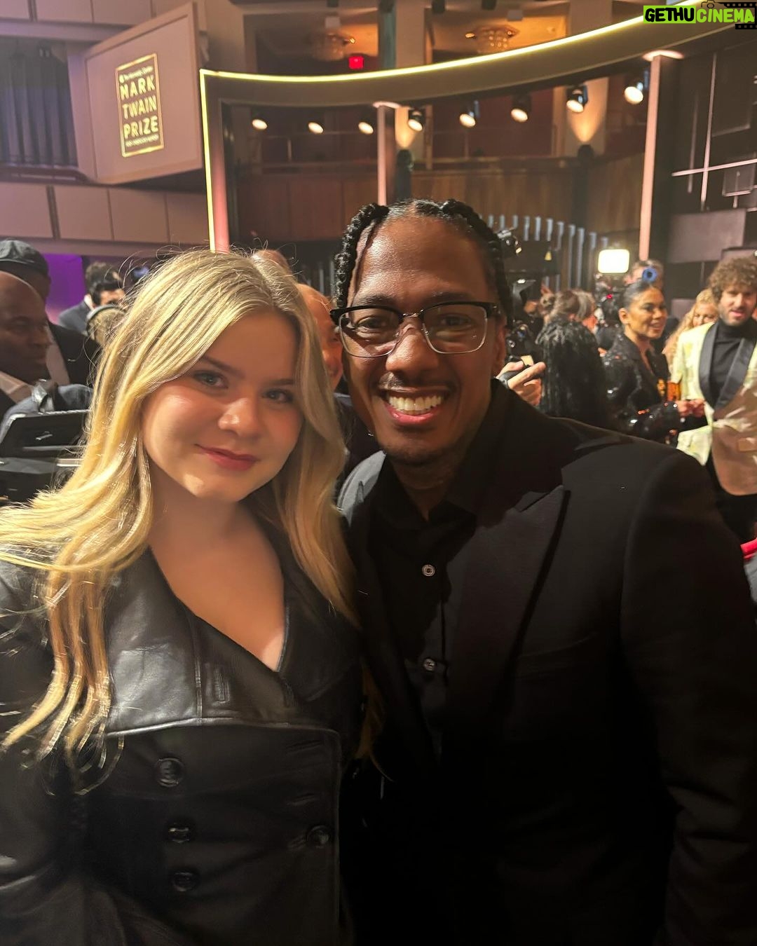 Chelsea Handler Instagram - This pretty much sums up my relationship with @kevinhart4real who I helped award the Mark Twain Prize last night. Took one of my babies with me to DC AS A FAVOR to KEVIN and bumped into some really fun people who my Buddha got to take pics with. The night obviously ended with Kevin and I arguing about how many children he has with Nick Cannon. Congrats to Kevin, who is one person who can always make me laugh, “Shut the duck up, Chelsea! Why are you like this?” I ended my night the usual way.