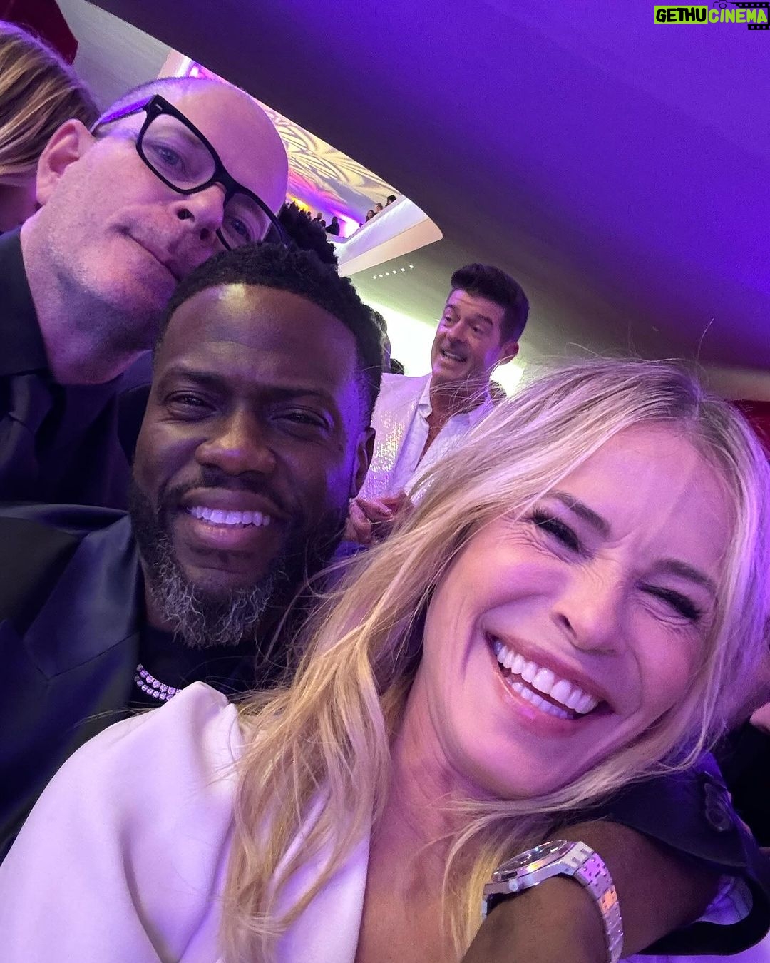 Chelsea Handler Instagram - This pretty much sums up my relationship with @kevinhart4real who I helped award the Mark Twain Prize last night. Took one of my babies with me to DC AS A FAVOR to KEVIN and bumped into some really fun people who my Buddha got to take pics with. The night obviously ended with Kevin and I arguing about how many children he has with Nick Cannon. Congrats to Kevin, who is one person who can always make me laugh, “Shut the duck up, Chelsea! Why are you like this?” I ended my night the usual way.